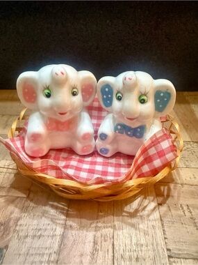 🇨🇦 Vintage Sabre Montreal Elephant Salt and Pepper Shakers Set – Handpainted